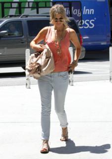Delta Goodrem feet photo thumbnail