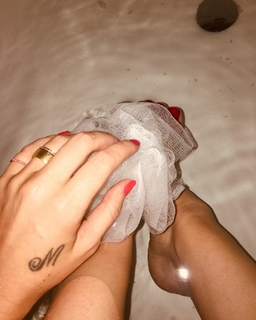 Lana Del Rey feet photo thumbnail