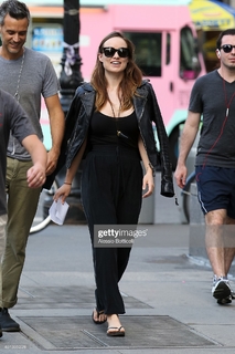 Olivia Wilde feet photo thumbnail
