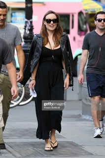 Olivia Wilde feet photo thumbnail