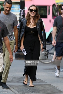 Olivia Wilde feet photo thumbnail