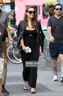 Olivia Wilde feet photo thumbnail