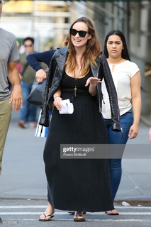 Olivia Wilde feet photo thumbnail