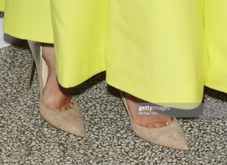 Olivia Wilde feet photo thumbnail