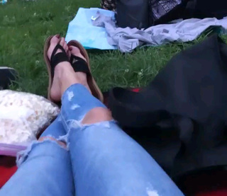 Laura Vandervoort feet photo thumbnail