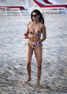 Adriana Lima feet photo thumbnail