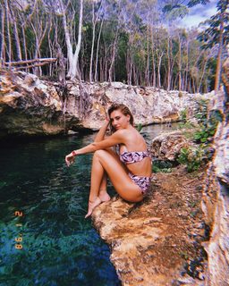 Seyma Subasi feet photo thumbnail
