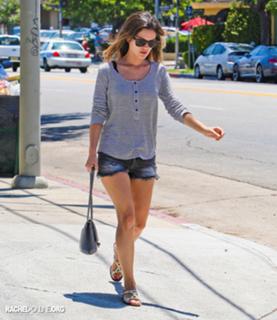 Rachel Bilson feet photo thumbnail