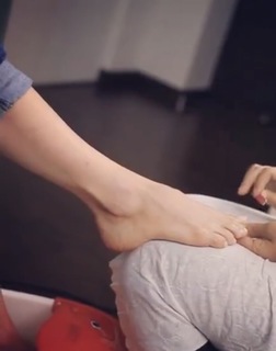 Karisma Kapoor feet photo thumbnail