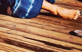 Daisy Fuentes feet photo thumbnail