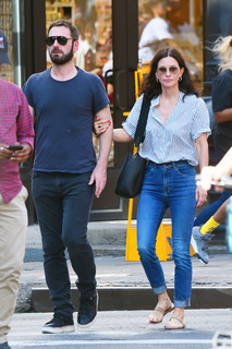 Courteney Cox feet photo thumbnail