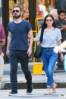 Courteney Cox feet photo thumbnail