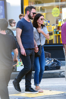 Courteney Cox feet photo thumbnail