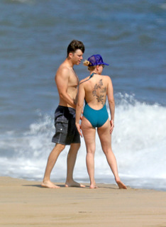 Scarlett Johansson feet photo thumbnail