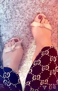 Xenia Tchoumitcheva feet photo thumbnail