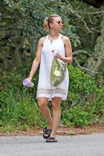 Scarlett Johansson feet photo thumbnail