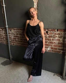 Katie Cassidy feet photo thumbnail