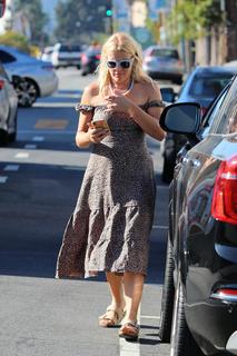 Busy Philipps feet photo thumbnail