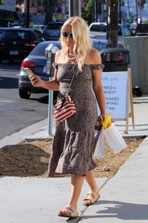 Busy Philipps feet photo thumbnail