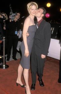 Jenna Elfman feet photo thumbnail