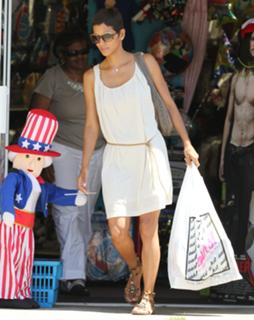 Halle Berry feet photo thumbnail
