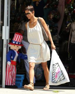 Halle Berry feet photo thumbnail