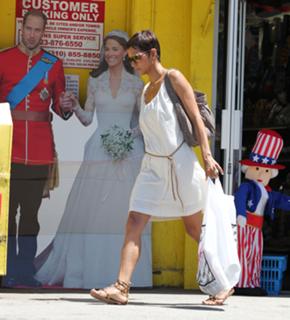 Halle Berry feet photo thumbnail