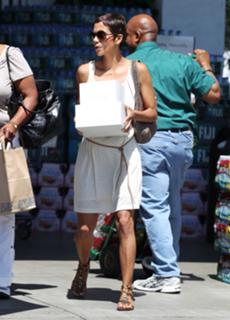 Halle Berry feet photo thumbnail