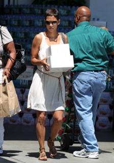 Halle Berry feet photo thumbnail