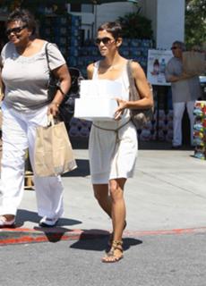 Halle Berry feet photo thumbnail