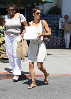 Halle Berry feet photo thumbnail