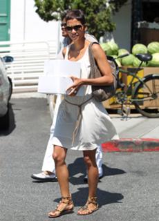 Halle Berry feet photo thumbnail