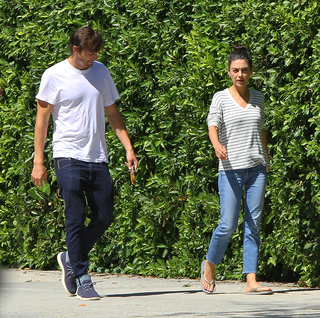 Mila Kunis feet photo thumbnail