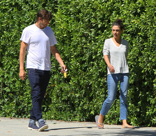 Mila Kunis feet photo thumbnail