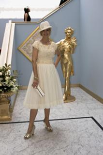Jenna Elfman feet photo thumbnail