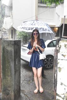 Kriti Sanon feet photo thumbnail