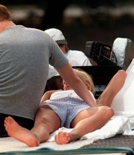 Jenna Elfman feet photo thumbnail