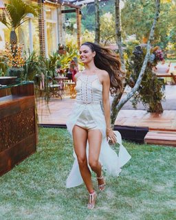 Isis Valverde feet photo thumbnail