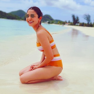 Anushka Sharma feet photo thumbnail