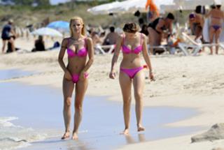 Michelle Hunziker feet photo thumbnail