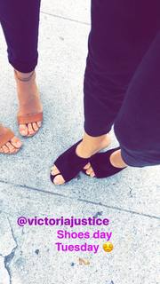 Victoria Justice feet photo thumbnail