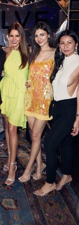 Victoria Justice feet photo thumbnail