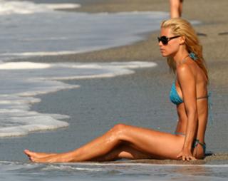 Michelle Hunziker feet photo thumbnail
