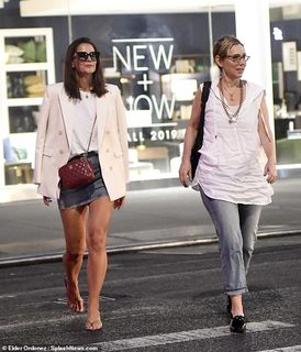 Katie Holmes feet photo thumbnail