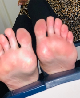 Kyle Unfug feet photo thumbnail