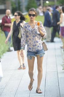 Alessandra Ambrosio feet photo thumbnail