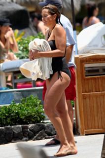 Mariska Hargitay feet photo thumbnail