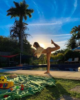 Isis Valverde feet photo thumbnail