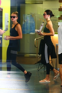 Kendall Jenner feet photo thumbnail