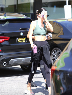 Kendall Jenner feet photo thumbnail